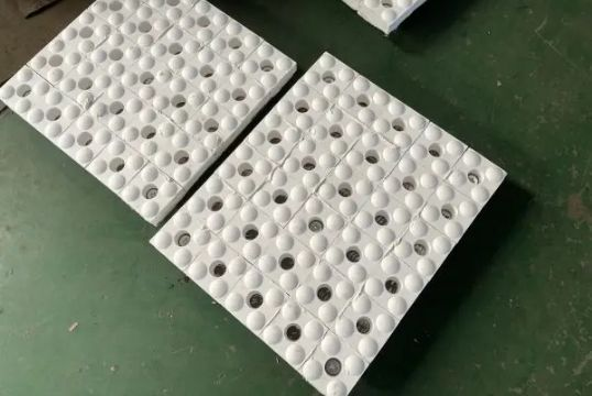 磁选机耐磨陶瓷衬板有什么特点？？？？？